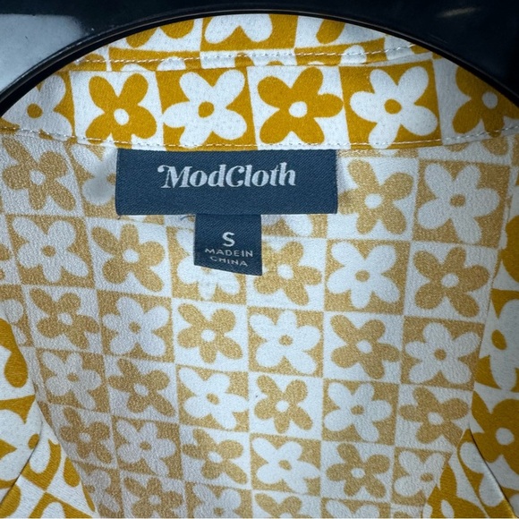Modcloth Yellow and White Daisy Floral Print Button Up Shirt Size Small - Picture 2 of 7